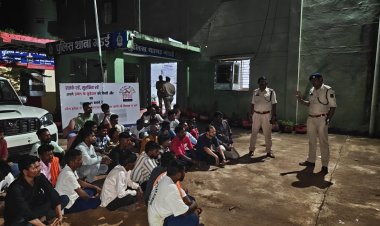 नशेबाजों पर केसीजी पुलिस का शिकंजा, गंडई थाने में 50 से अधिक लोगों की परेड