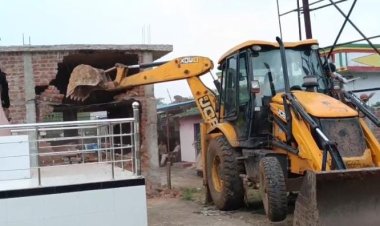 ग्राम पंचायत देवरी में अवैध कब्जे पर बड़ी कार्रवाई, जेसीबी से मकान और बाउंड्रीवाल ढहाया गया