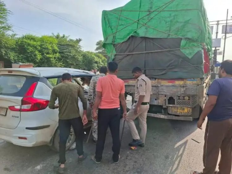 जी रोड पर भीषण सड़क हादसा : तेज रफ्तार अर्टिगा कार ट्रक से टकराई, चालक समेत दो की हालत गंभीर