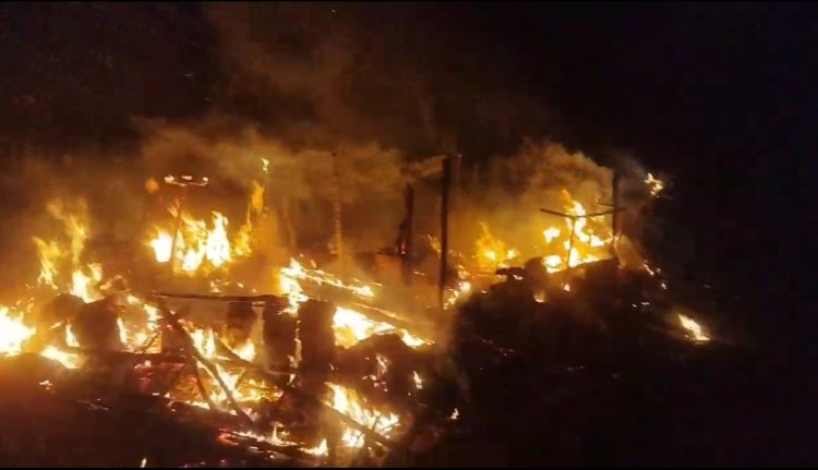 ग्राम दपका में आगजनी : आग ने छीन लिया गरीब का आशियाना, राख में तब्दील हुई जिंदगी की पूंजी