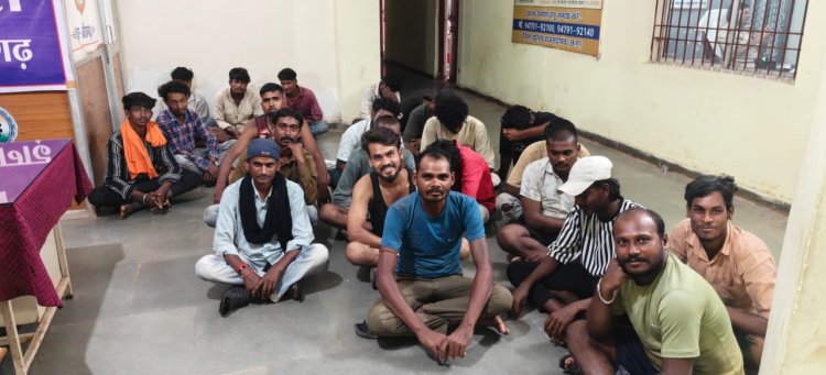 खैरागढ़ पुलिस की सख्त मुहिम : शराबियों की थाने में परेड, नशे पर लिखवाया निबंध