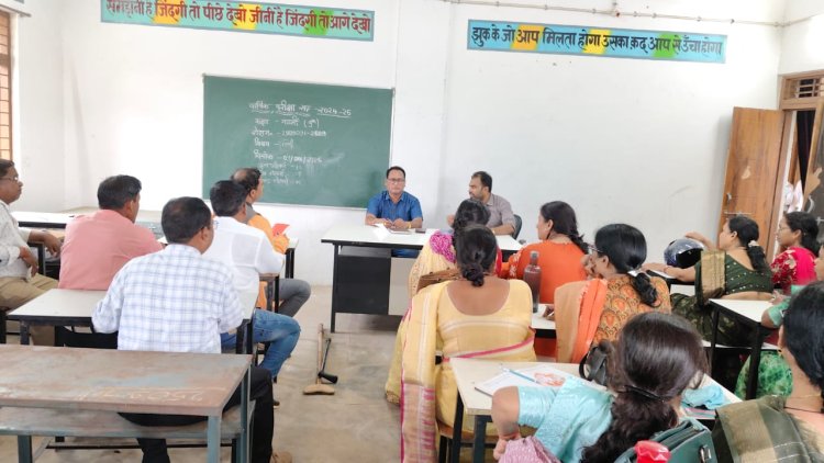 संकुल केन्द्र घिरघोली में शिक्षकों की अनिवार्य बैठक संपन्न