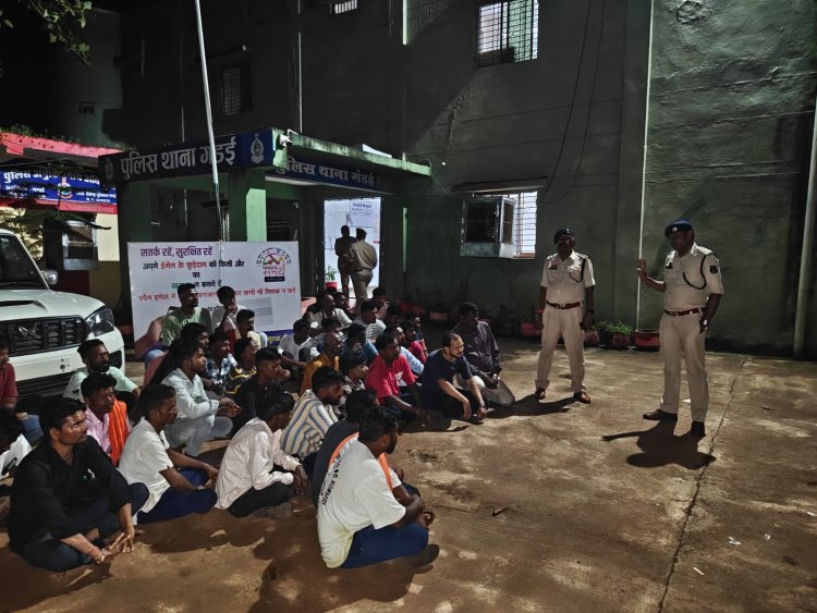 नशेबाजों पर केसीजी पुलिस का शिकंजा, गंडई थाने में 50 से अधिक लोगों की परेड