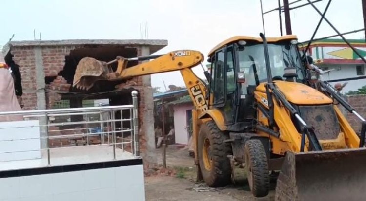 ग्राम पंचायत देवरी में अवैध कब्जे पर बड़ी कार्रवाई, जेसीबी से मकान और बाउंड्रीवाल ढहाया गया