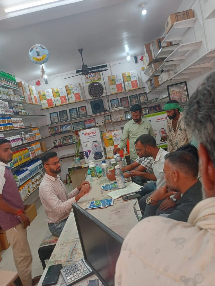 अधिकारी पहुंचे खेत और कृषि केंद्र, लिया दवा का सैंपल – अब रायपुर लैब से आएगी सच्चाई